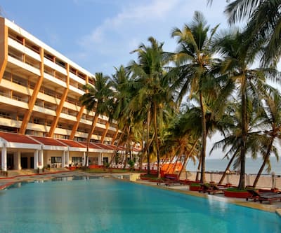 https://imgcld.yatra.com/ytimages/image/upload/t_hotel_yatra_city_desktop/v1406094081/Domestic Hotels/Hotels_Goa/Bogmallo Beach Resort/Swimming_Pool.jpg